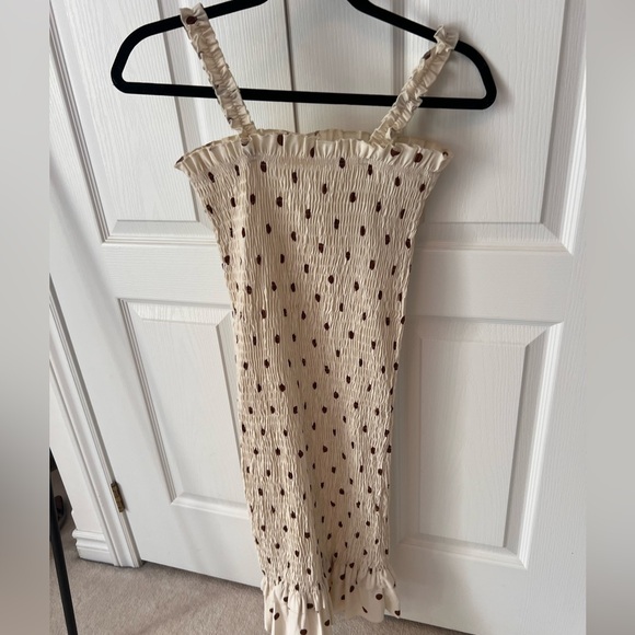 Polka dot Ruched dress ruffle bottom - Picture 2 of 3